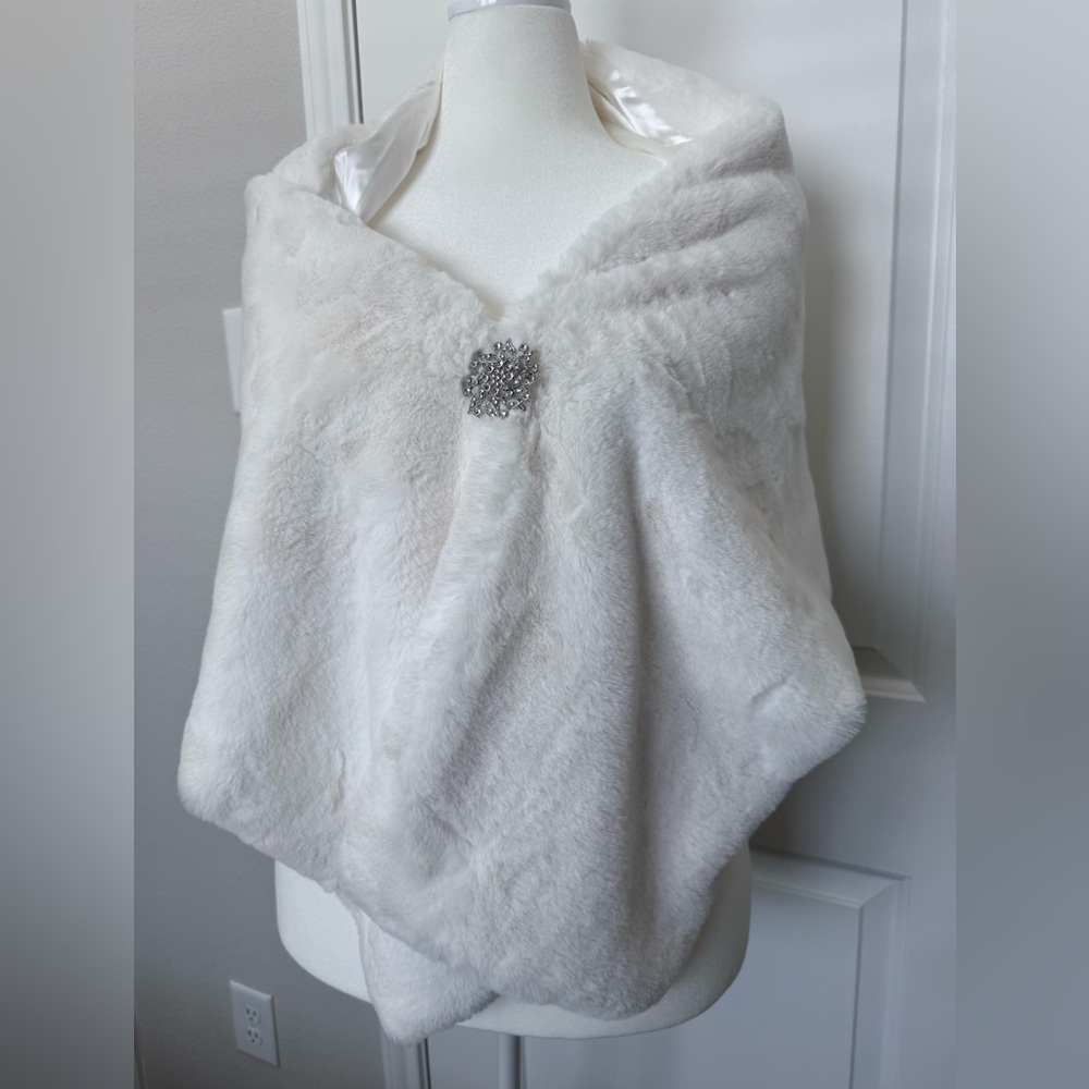 Elegant White Faux Fur Shawl with Brooch